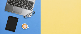 最小的清洁现代办公室桌面平躺为业务教育咖啡时间和生活方式概念色彩斑斓的背景移动PC平板<strong>电脑</strong>眼镜和杯咖啡泡沫喝模型