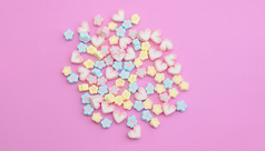 色彩斑斓的平铺棉花糖甜蜜的粉红色的背景柔和的糖果颜色甜蜜的甜点与复制空间