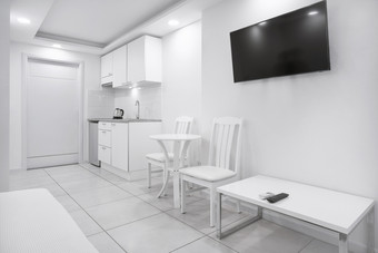 现代白色房间模型室内设计与内置的厨房家具为店里酒店公寓住宅展示