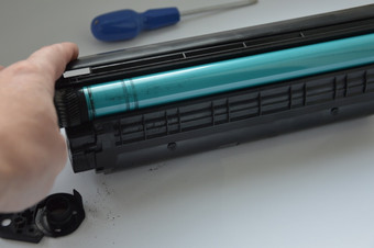 充电的<strong>激光打印机</strong>墨盒与碳粉的粉