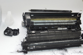充电的<strong>激光打印机</strong>墨盒与碳粉的粉