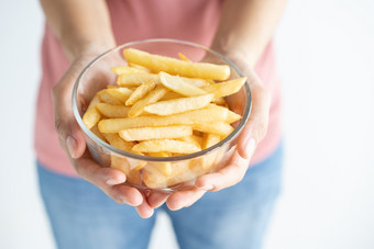 女人持有法国薯条白色背景法国薯条快食物不健康的吃你失去重量