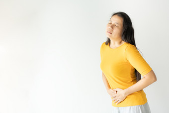 年轻的亚洲女人有痛苦的胃痛白色backgroundchronic<strong>胃炎</strong>腹部腹胀概念