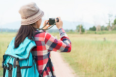 亚洲旅游女人采取照片数字相机自然山视图年轻的女孩旅行夏天假期