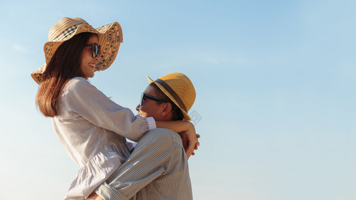 亚洲夫妇表达他们的感觉而站海滩年轻的夫妻图片