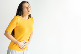 年轻的亚洲女人有痛苦的胃痛白色backgroundchronic胃炎腹部腹胀概念