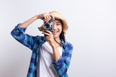旅游美丽的亚洲女人持有电影相机和微笑孤立的白色背景亚洲女孩穿格子衬衫和穿稻草他夏天概念