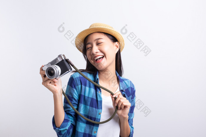 旅游美丽的亚洲女人持有电影相机和微笑孤立的白色背景亚洲女孩穿格子衬衫和穿稻草他夏天概念