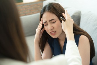 可爱的亚洲女孩有头疼严<strong>重</strong>的她去了看到医生检查的症状健康和<strong>疾</strong>病概念