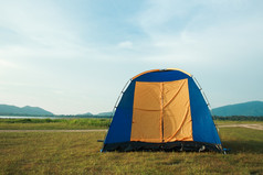 帐篷传播的草坪上的中间自然为旅行游客来休息的周末