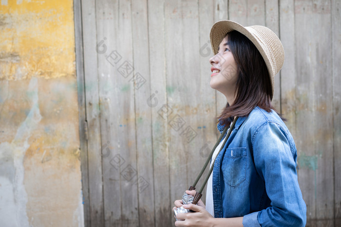 美丽的年轻的亚洲女人旅游走老城市区域曼谷泰国只有旅行概念的假期