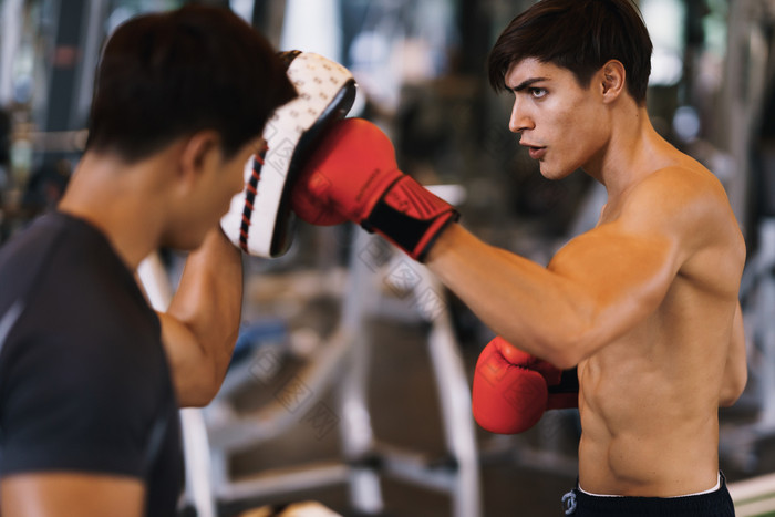 教练泰国是培训但拳击手与拳击手套的健身房健身拳击营