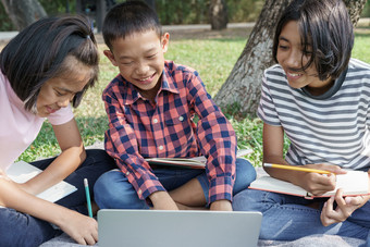 集团亚洲小学学校孩子们工作在一起和信息搜索学习与移动PC的夏天的公园的女学生来了研究场旅行和活动<strong>学会</strong>了户外