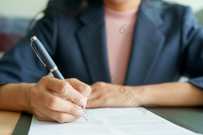 特写镜头手女客户迹象销售合同是做业务的办公室业务概念和合同签署