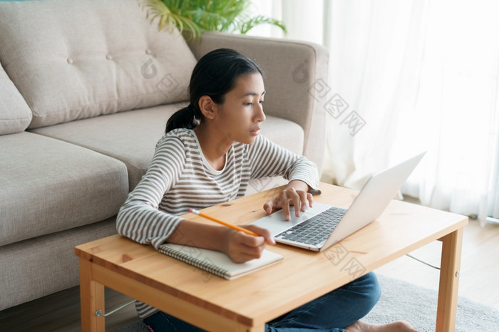 亚洲女孩学习在线通过的互联网导师移动PC电脑亚洲孩子研究而坐着生活房间首页早....概念在线学习首页