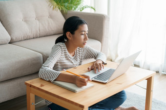 亚洲女孩<strong>学习</strong>在线通过<strong>的</strong>互联网导师移动PC电脑亚洲孩子研究而坐着<strong>生活</strong>房间首页早....概念在线<strong>学习</strong>首页