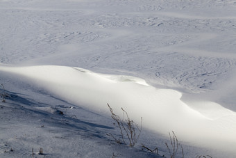 不均匀<strong>雪地</strong>里雪形成后的最后的降雪风自然走和徒步旅行极端的条件不均匀<strong>雪地</strong>里雪