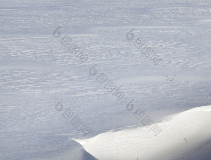 不均匀雪地里雪形成后的最后的降雪风自然走和徒步旅行极端的条件不均匀雪地里雪