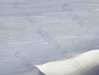 不均匀雪地里雪形成后的最后的降雪风自然走和徒步旅行极端的条件不均匀雪地里雪