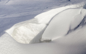 破碎的雪漂移从大重量下降雪花特写镜头照片冬天冷淡的天气破碎的雪漂移从