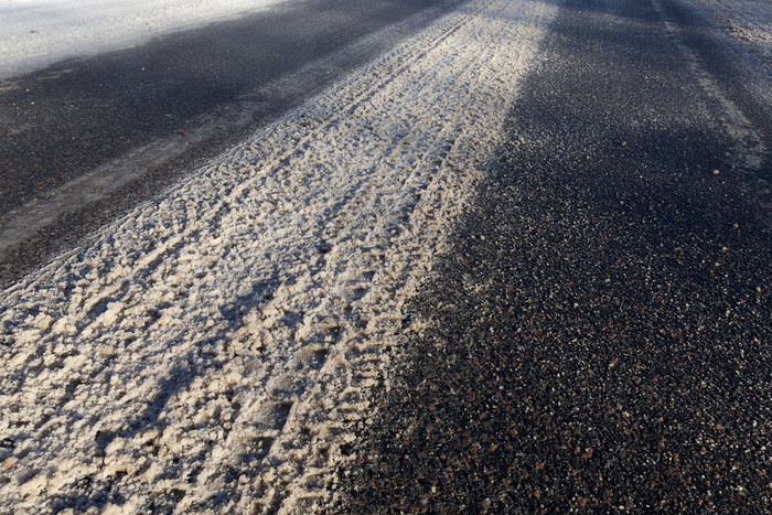 白雪覆盖的路的冬天季节特写镜头照片路下的雪