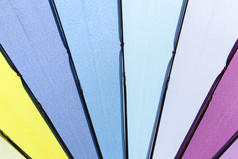 多色的雨伞从的内部与金属辐条和很酷的阴影蓝色的和其他颜色彩色的伞
