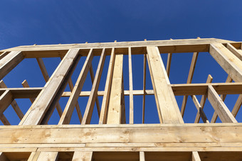 坚固的木房子建设木建筑材料建设框架房子对的蓝色的天空木建设房子