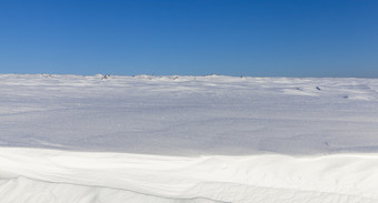 深雪地里拍摄特写镜头阳光明媚的天气冬天季节的背景蓝色的天空深雪地里