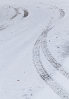 车辙白色雪跟踪从的轮子汽车冬天季节的路覆盖与雪后降雪冬天季节