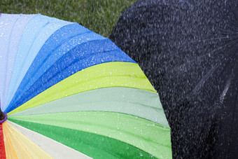 几个不同的雨伞覆盖热下雨雨水滴雨伞雨五彩缤纷的