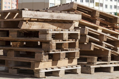 分散建设网站木盒子为存储和运输建筑材料特写镜头被丢弃的木盒子