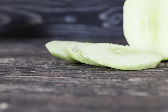 厨房表格而烹饪菜绿色苹果苹果减少成片和去皮切片苹果