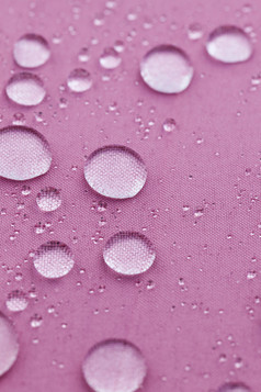 滴水后雨说谎的拒水的表面多色的彩色的伞特写镜头滴水