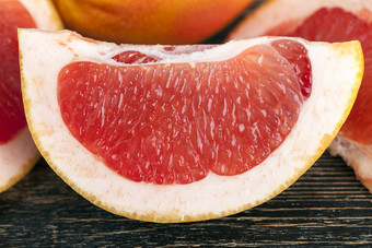 锋利的刀<strong>切片</strong>整个多汁的酸葡萄柚折叠的表格为使用食物<strong>切片</strong>葡萄柚