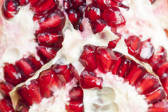 红色的成熟的石榴谷物是的最亲密的在一起的开放开始水果健康的水果红色的成熟的石榴谷物