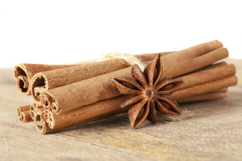 整个香肉桂棒和明星茴香包含在一起老木切割董事会肉桂和茴香