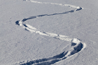 痕迹锯齿形雪地里雪后的最后的人集团人的距离痕迹冬天痕迹锯齿形雪地里