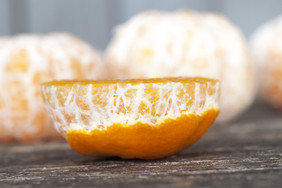 去皮橘子而烹饪食物从橘子烹饪甜点去皮橘子