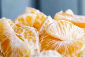去皮橘子而烹饪食物从橘子烹饪甜点去皮橘子
