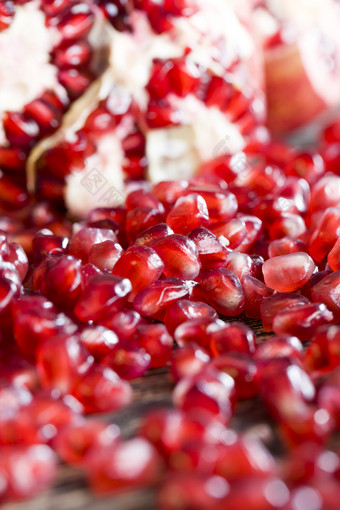 开放红色的多汁的石榴与小大数量谷物多汁的浆果食物有用的为健康开放红色的多汁的石榴