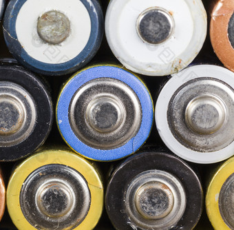大数量电池堆<strong>放在一起</strong>电池电池权力设备已经使用和有数量缺陷危险的和回收大数量电池