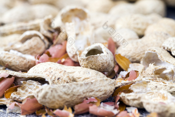 花生的壳牌烤和破碎的壳牌大量垃圾从健康的坚果花生的壳牌