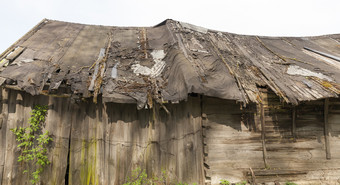 老破碎的和崩溃<strong>屋顶</strong>乡村木建筑的<strong>屋顶</strong>使短住材料主题快速破坏特写镜头老破碎的和崩溃<strong>屋顶</strong>