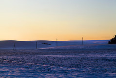 冬天景观在日落的场哪一个电波兰人是安装的黄色的天空冬天景观在日落