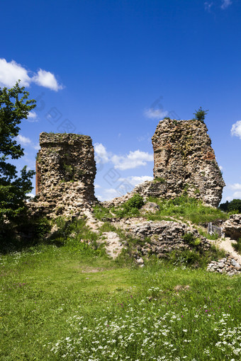 的废墟的墙老堡垒使石头和砖的景观的夏天春天季节与蓝色的天空和绿色草毁了堡垒墙