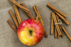 红色的成熟的苹果说谎在一起与香肉桂特写镜头水果与香料那是使用在一起在的准备甜点苹果肉桂一个