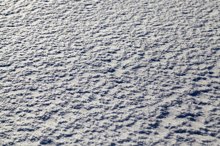 美丽的表面雪堆与系列突起神圣的阳光与阴影和神圣的网站雪地里的雪地里的场