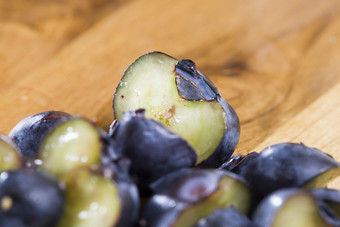 整个成熟的和美味的蓝莓浆果谎言木表格沿着与的减少浆果野生和健康的蓝莓浆果特写镜头和食物细节整个成熟的和美味的蓝莓浆果