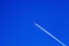 白色飞机飞行的蓝色的天空后面哪一个在那里白色航迹云引擎景观飞行飞机