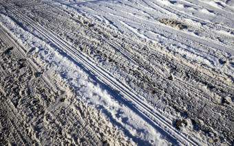 冬天路覆盖与大数量车跟踪和发情特写镜头白雪覆盖的不整洁的巷道冬天路
